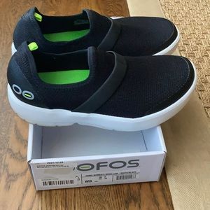 OOFOS BLACK AND WHITE